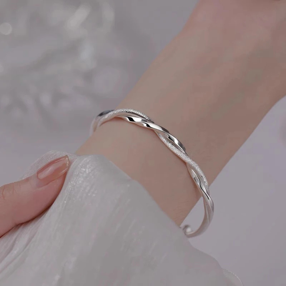 Brazalete ajustable de mujer con diseño retorcido