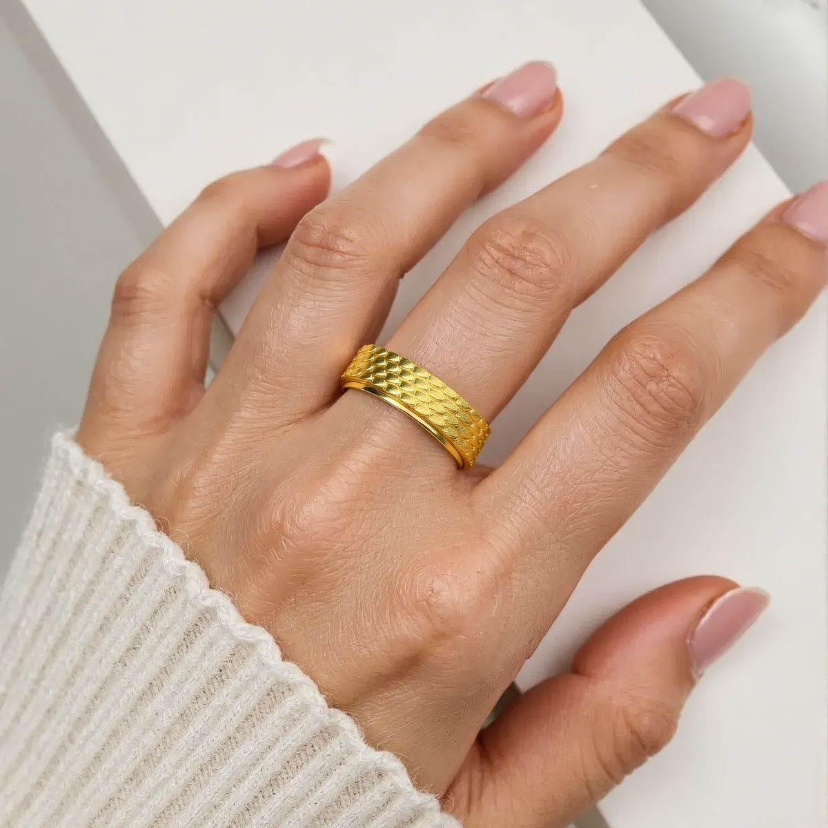 Anillo Ancho de Mujer con Textura de Escamas y Banda Giratoria