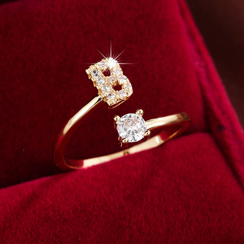 Nova – Anillo Moderno Abierto con Inicial y Circonitas
