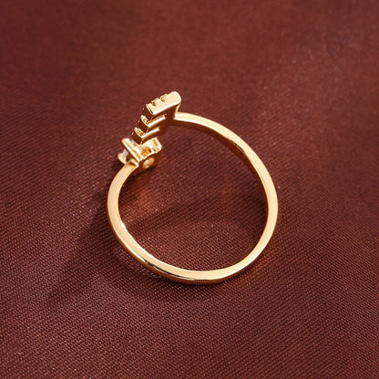 Nova – Anillo Moderno Abierto con Inicial y Circonitas
