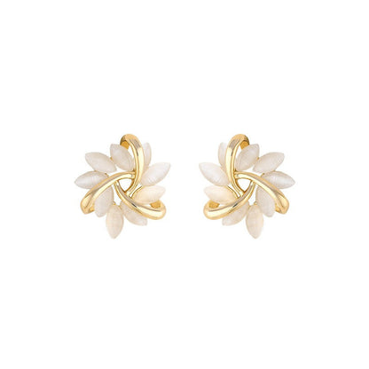 Lyra – Pendientes de Botón Dorados con Pétalos de Ópalo en Círculo