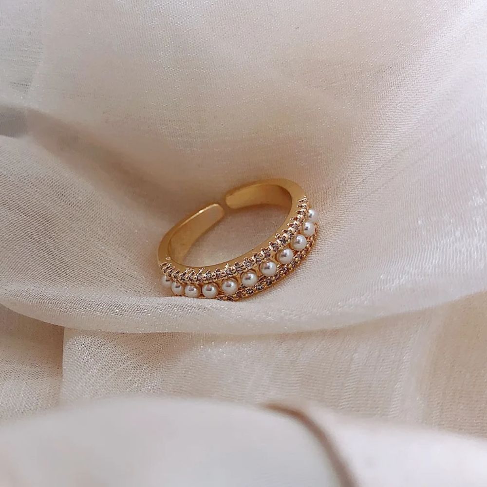 Anillo Ajustable para Mujer con Diseño Abierto, Detalle de Perlas y Acentos de Piedra