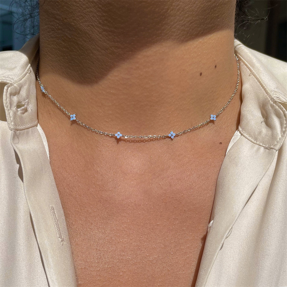 Collar con incrustaciones de flor de trébol con circonitas cúbicas