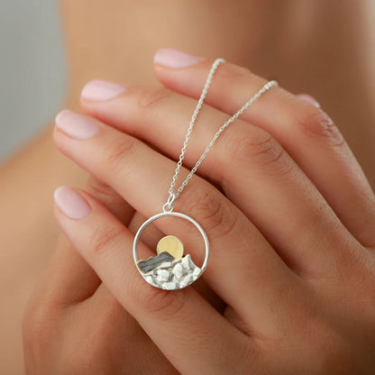 Collar de mujer con colgante de montaña y motivo de sol