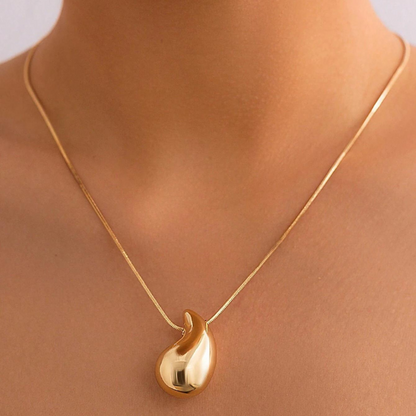 Collar de gotas de agua dorado