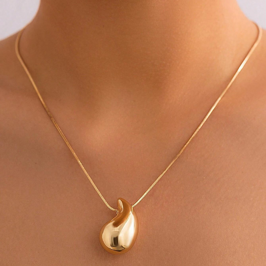 Collar de gotas de agua dorado