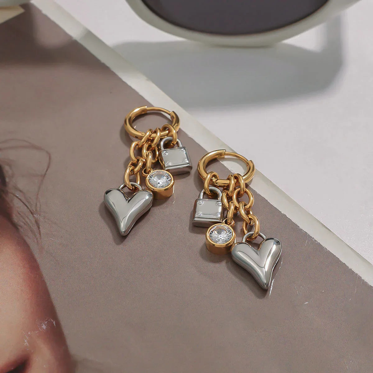 Pendientes Huggie de mujer con colgante de corazón, colgante de candado y detalles de cadena