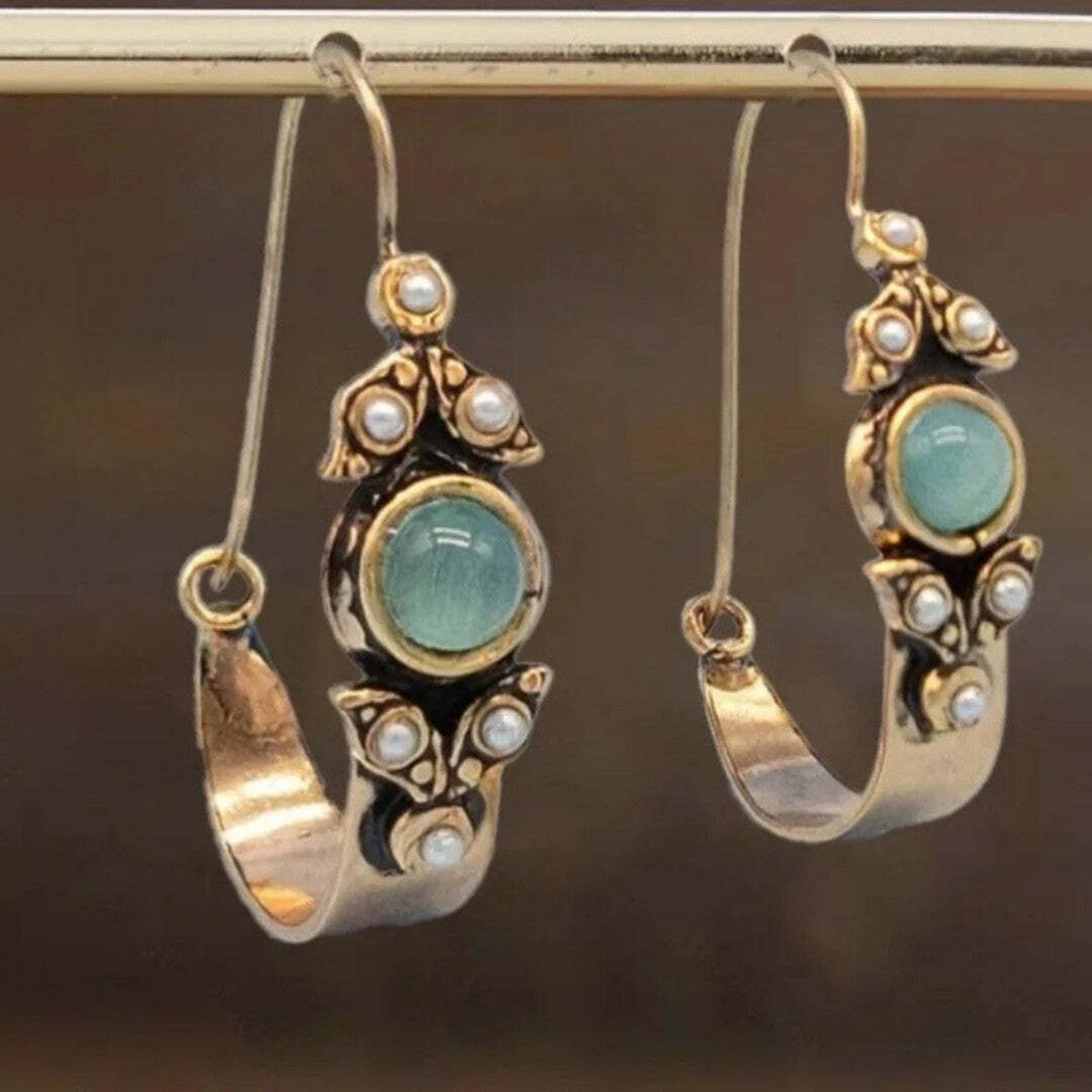 Aretes de Dama con Cabochón Oval y Detalles Redondeados