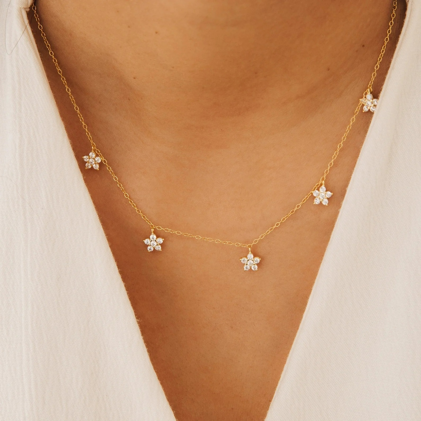 Collar de flores de diamantes delicado