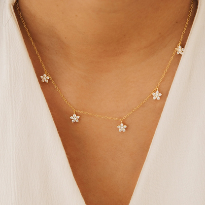 Collar de flores de diamantes delicado