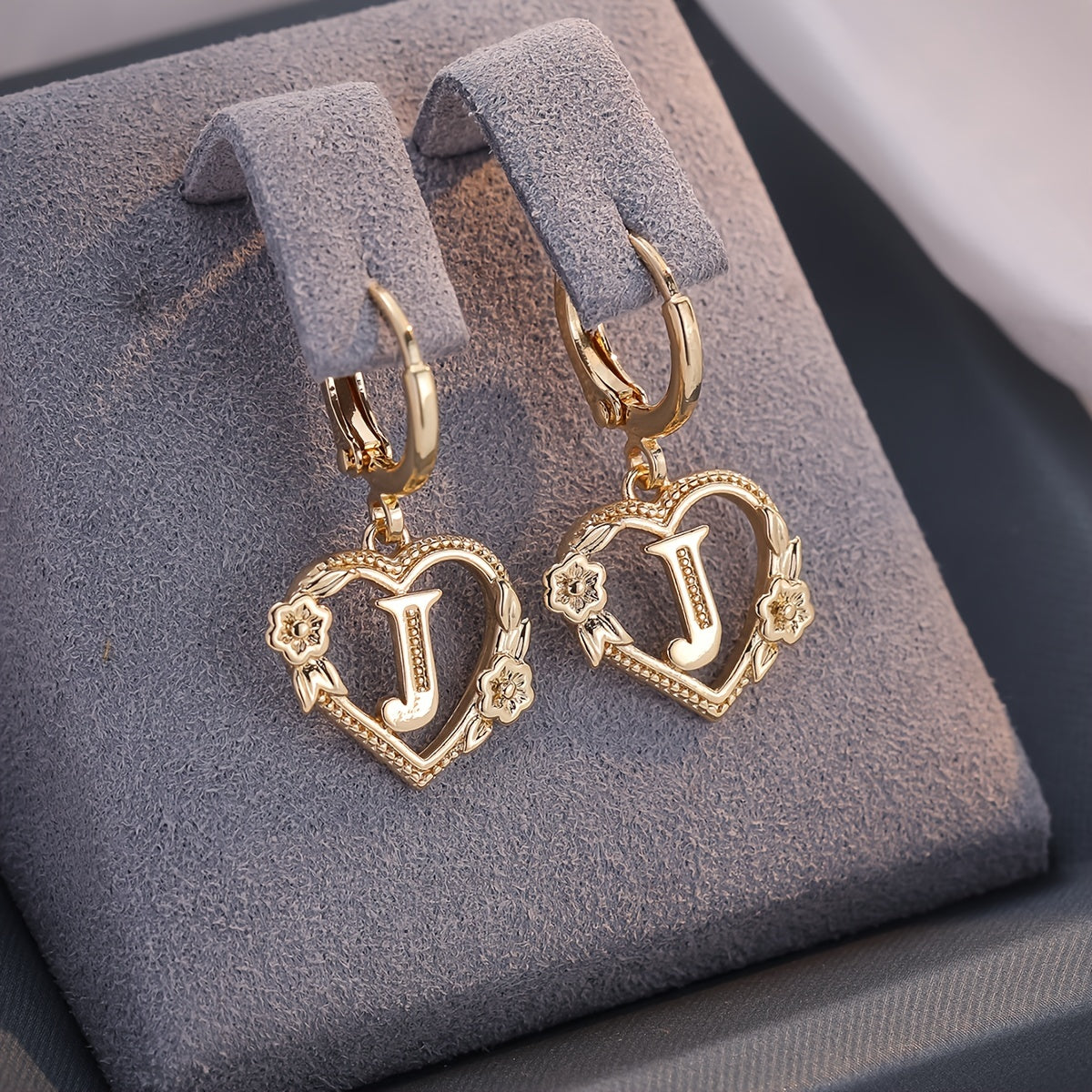 Pendientes de aro con corazón para mujeres con inicial y detalles florales