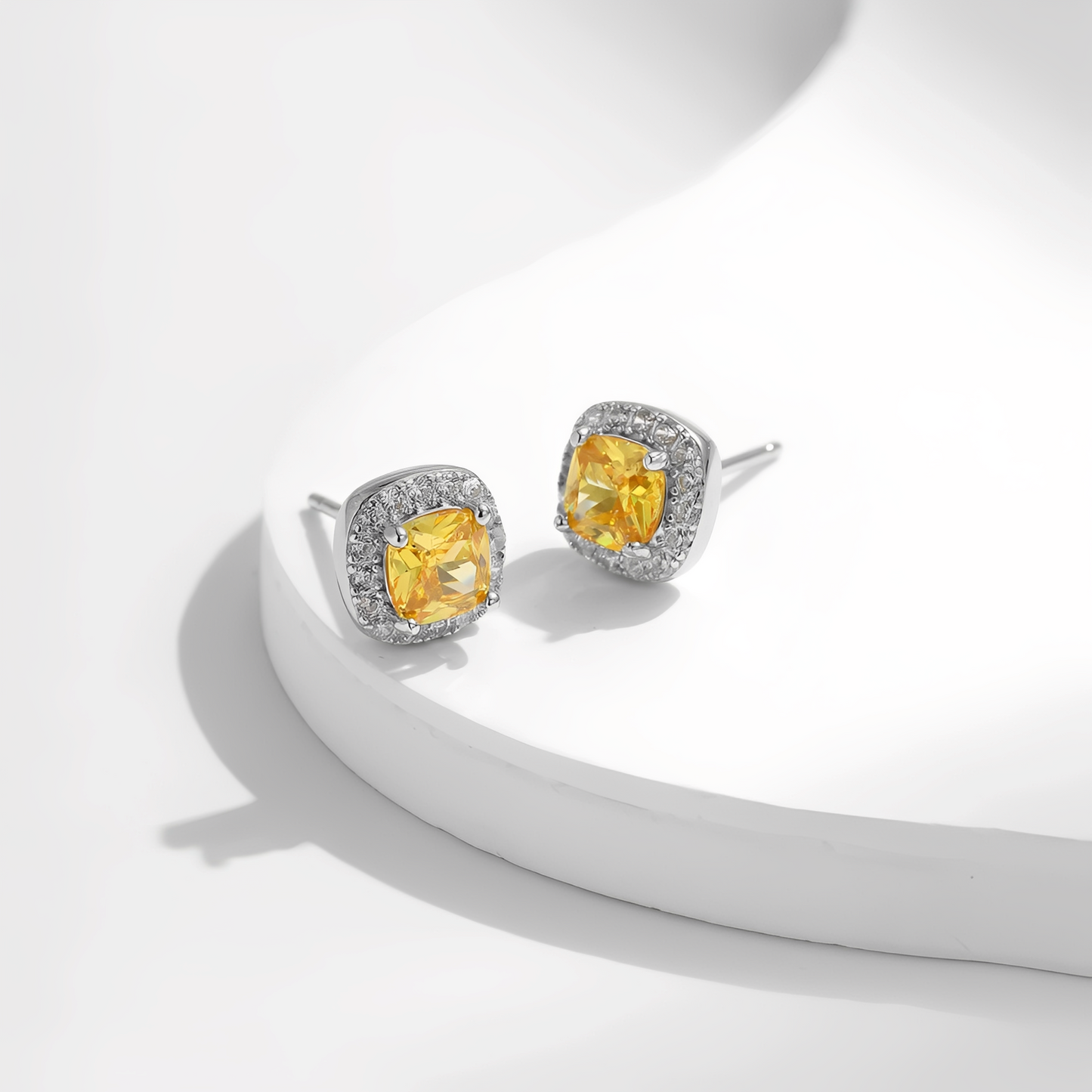 Diana – Pendientes de Brillo Amarillo