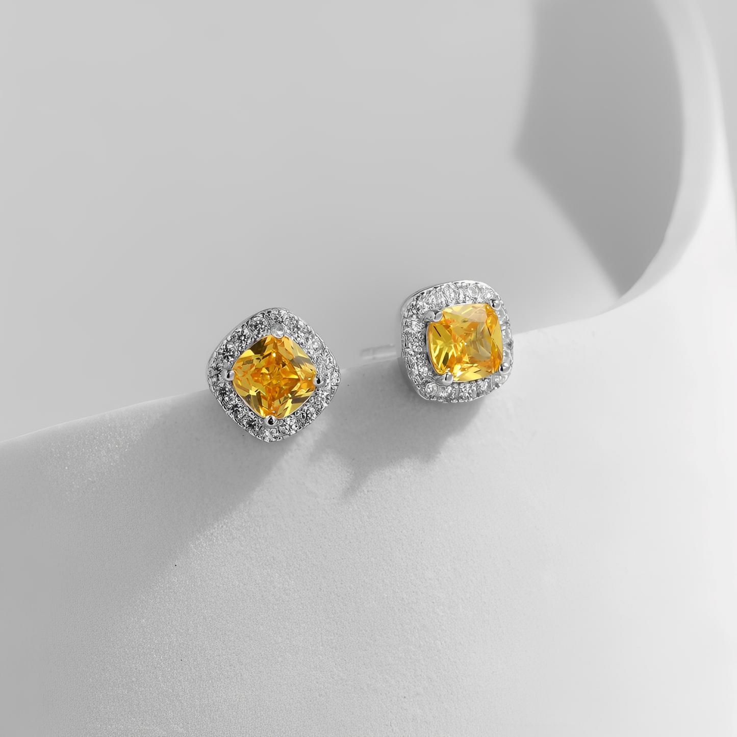 Diana – Pendientes de Brillo Amarillo