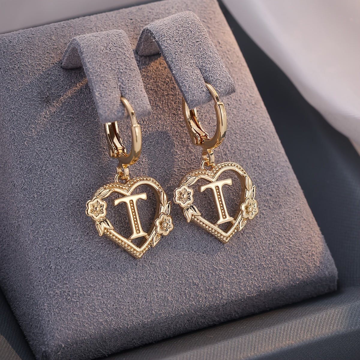 Pendientes de aro con corazón para mujeres con inicial y detalles florales
