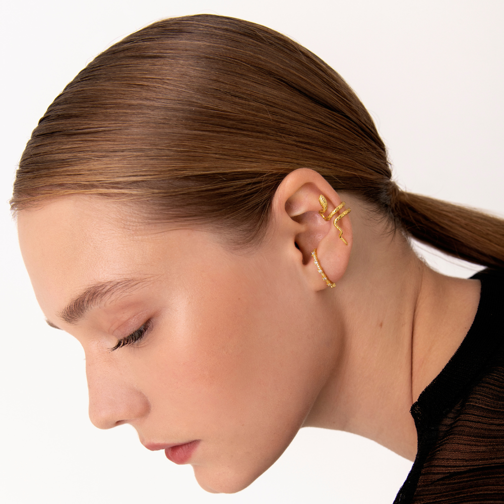 Cuff de oído de serpiente para damas con forma enroscada y patrón grabado en la piel