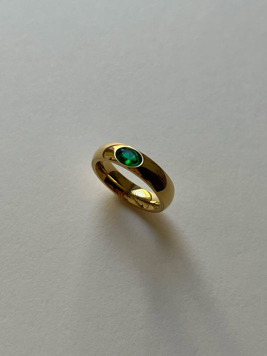 Anillo de oro con gema incrustada de esmeralda
