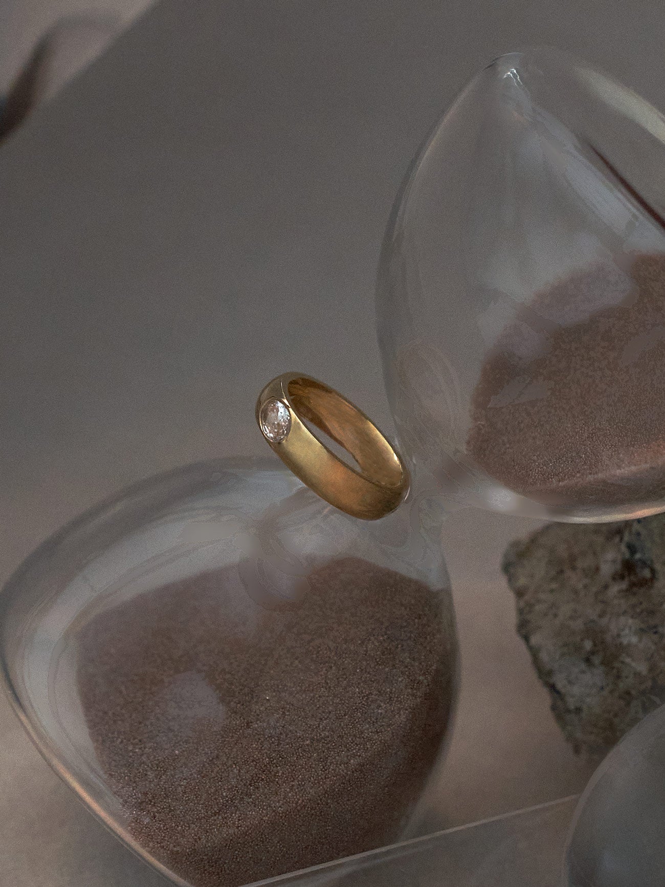 Anillo de oro con gema incrustada de esmeralda