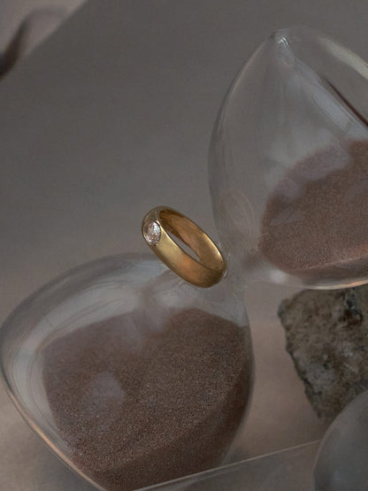Anillo de oro con gema incrustada de esmeralda