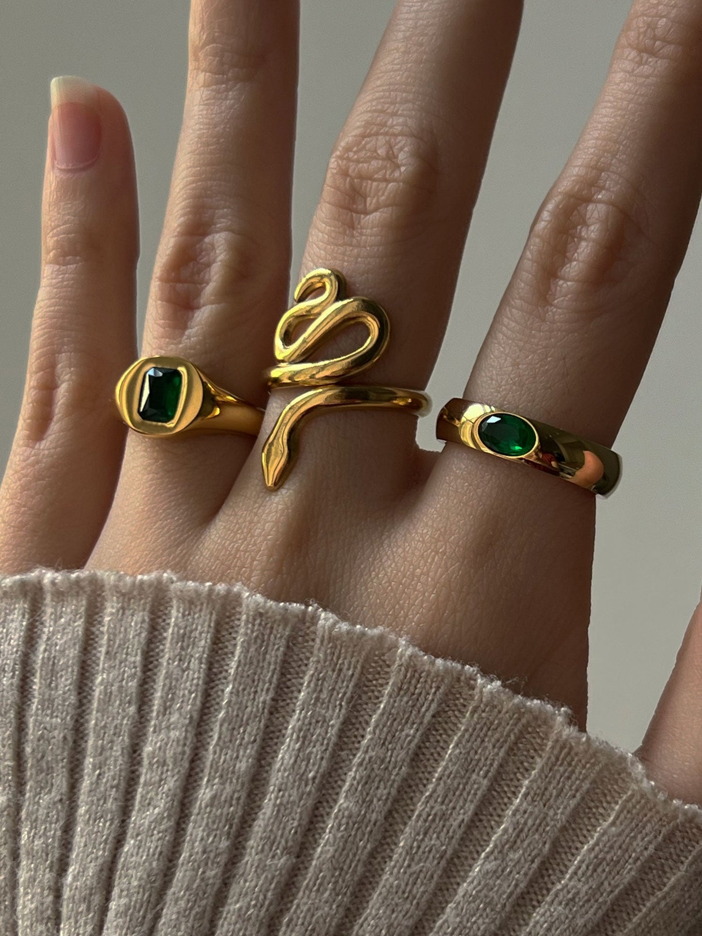 Anillo de oro con gema incrustada de esmeralda