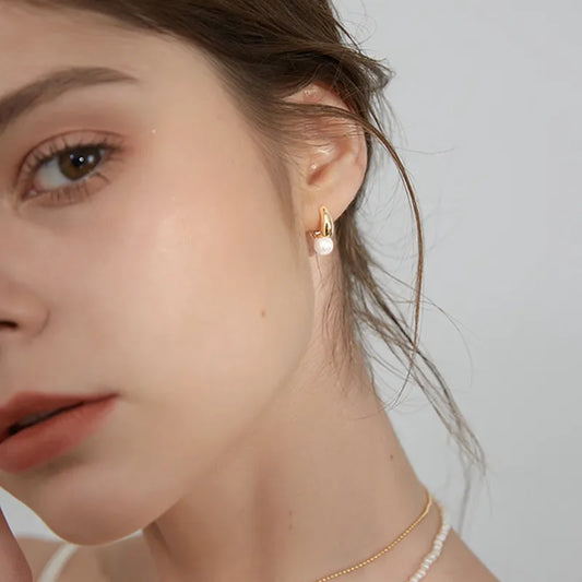 Mirelle – Colgante Minimalista de Oro y Perla