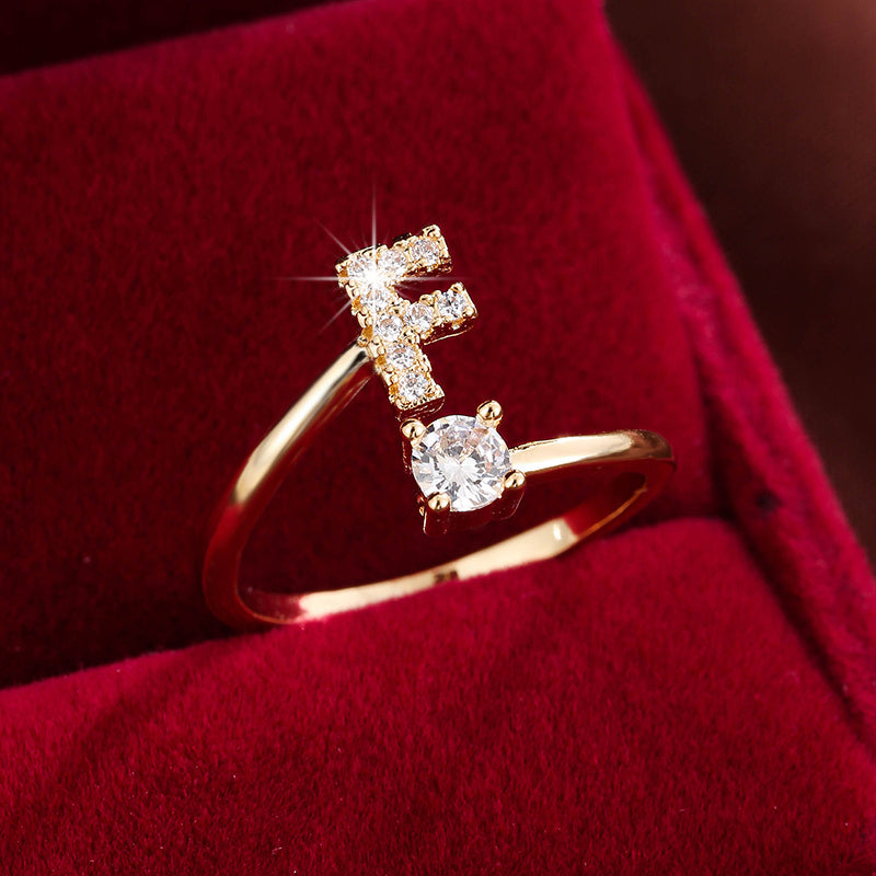 Nova – Anillo Moderno Abierto con Inicial y Circonitas