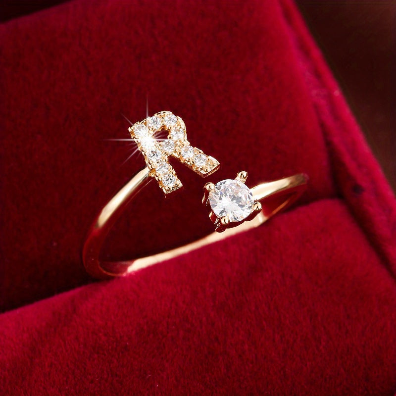 Nova – Anillo Moderno Abierto con Inicial y Circonitas