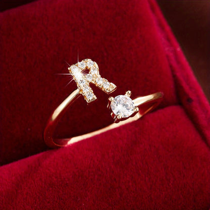 Nova – Anillo Moderno Abierto con Inicial y Circonitas