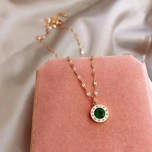 Celestine – Collar dorado con colgante de esmeralda