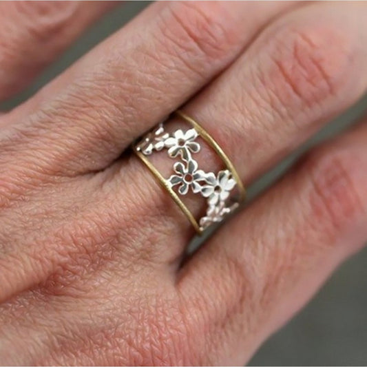 Merina – Anillo Asimétrico con Flor de Margarita