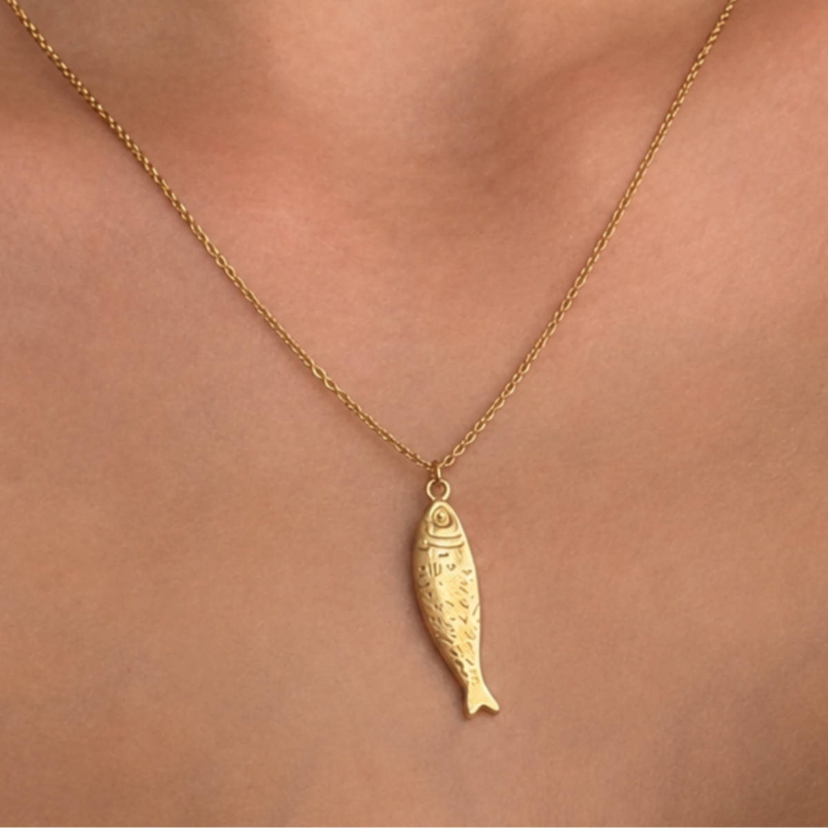 Collar Colgante de Mujer con Motivo de Pez y Superficie Texturizada