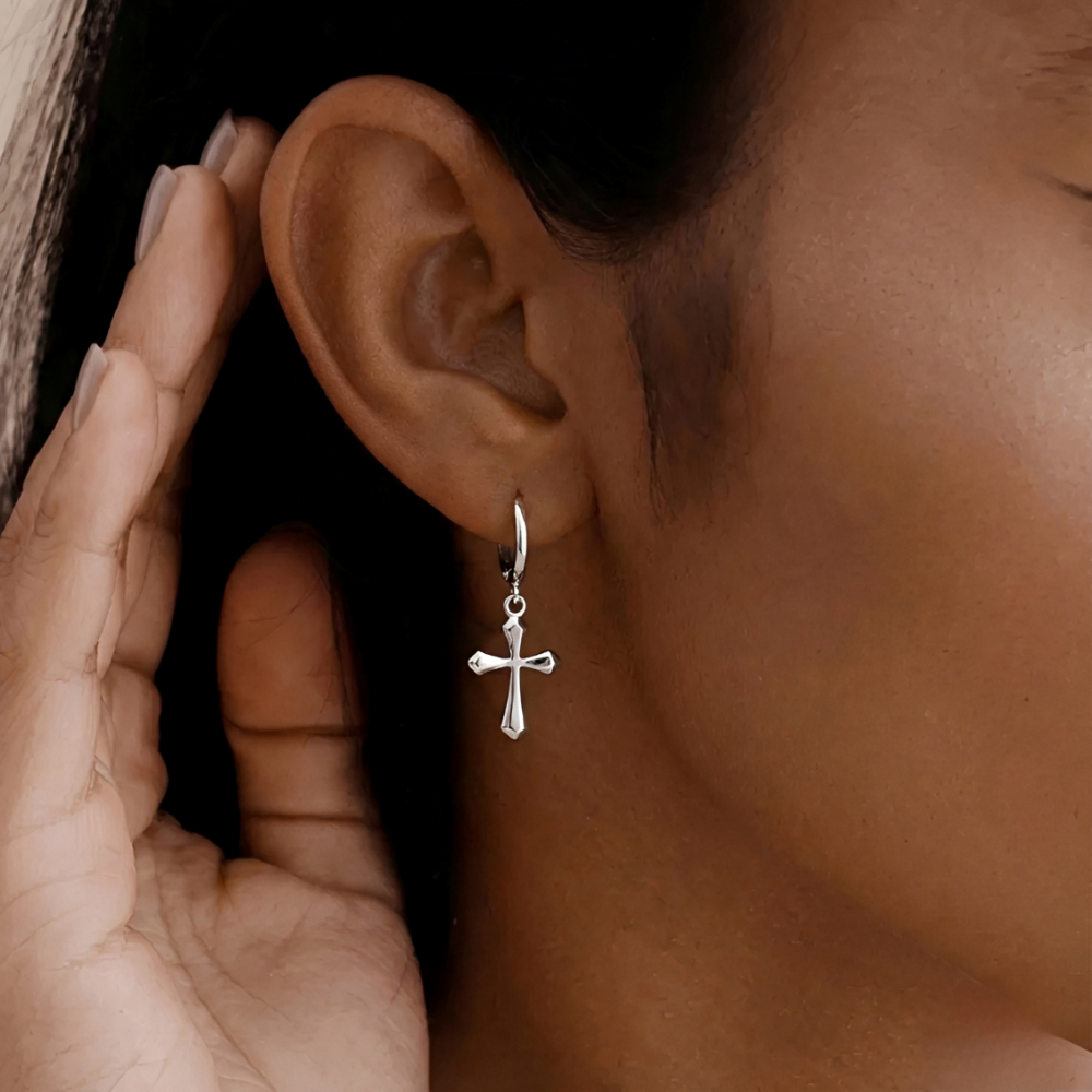 Pendientes Huggie de Mujer con Colgante de Cruz Esculpido