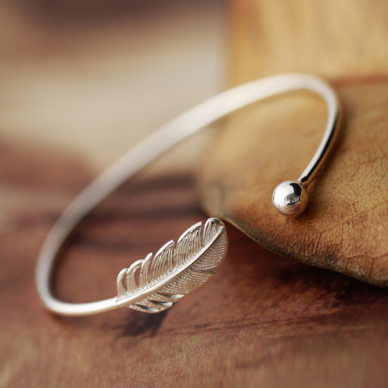 Brazalete de pluma plateado - Pulsera de pluma