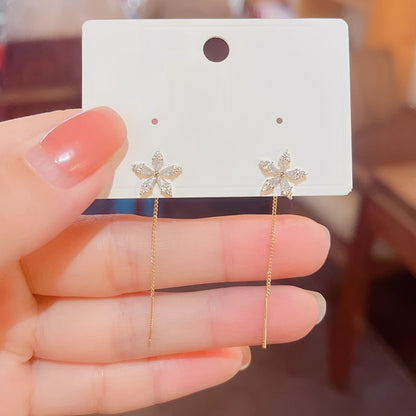 Sophie – Pendientes Diamantes en Hilo Flor (Par)