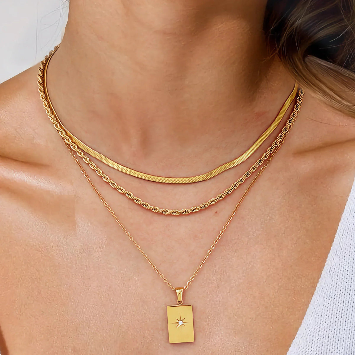 Collar Mujer Multicapa con Tres Cadenas Finas y Acentos de Piedra