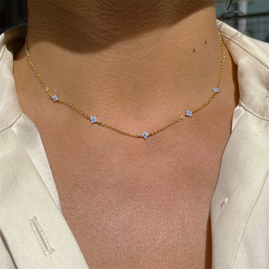 Collar con incrustaciones de flor de trébol con circonitas cúbicas