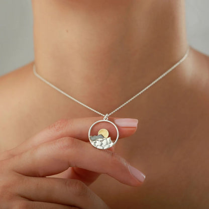 Collar de mujer con colgante de montaña y motivo de sol