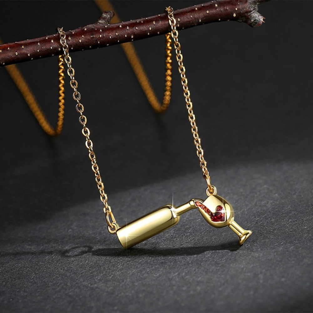 Collar de mujer con colgante de botellas de vino y detalle en forma de corazón