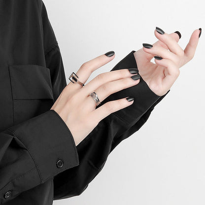 Malia – Anillo Plateado con Diseño Irregular