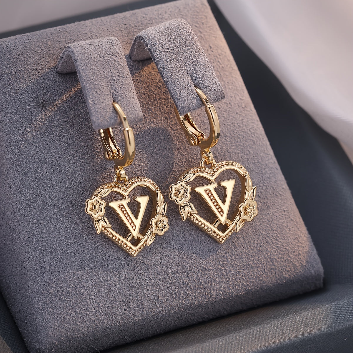 Pendientes de aro con corazón para mujeres con inicial y detalles florales
