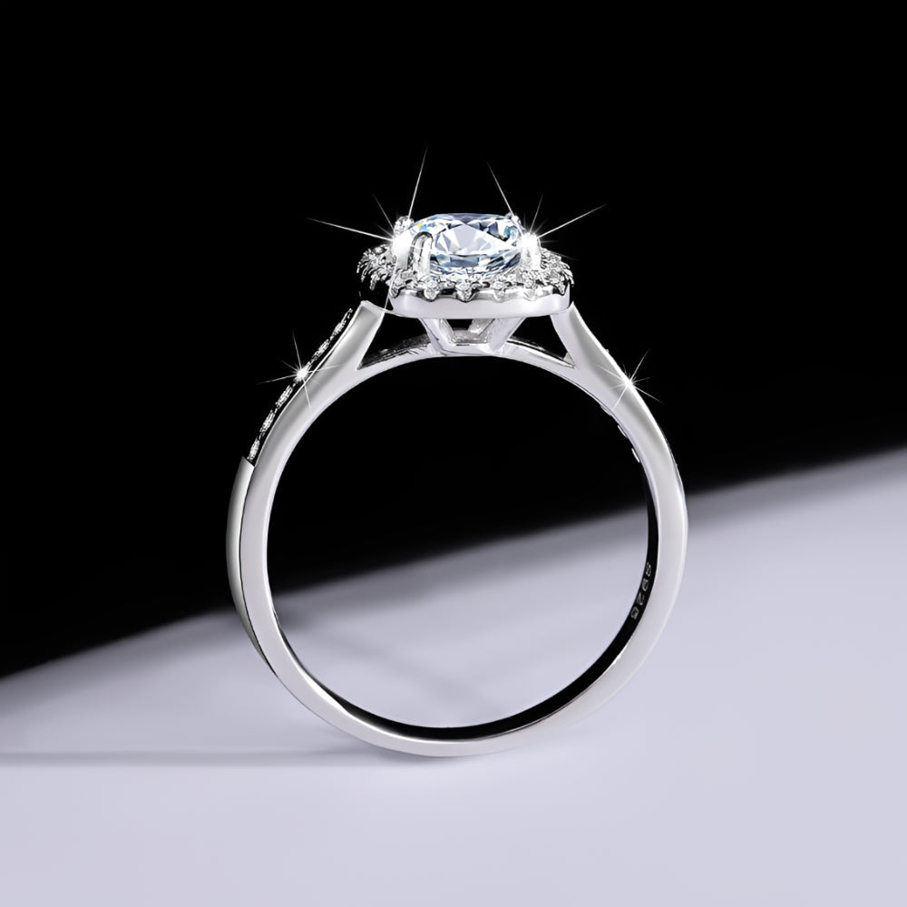 Anillo de Dama con Centro Redondo y Marco de Halo Cuadrado