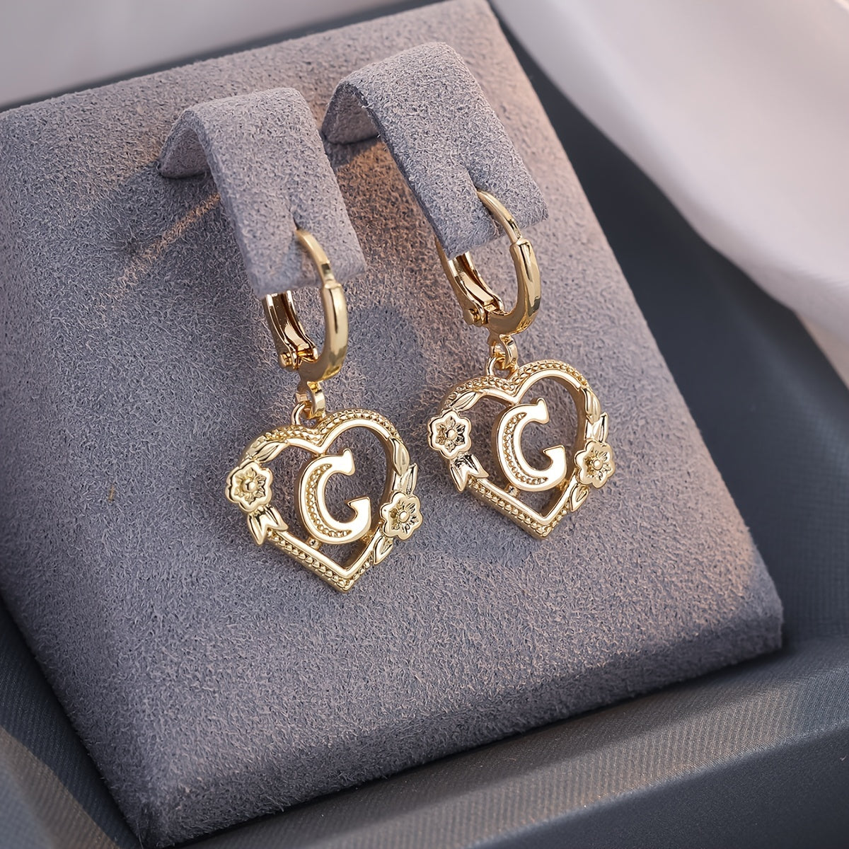 Pendientes de aro con corazón para mujeres con inicial y detalles florales