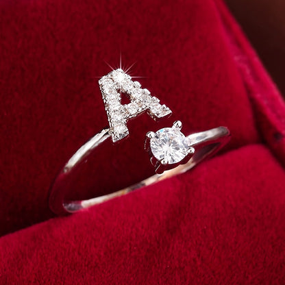 Nova – Anillo Moderno Abierto con Inicial y Circonitas