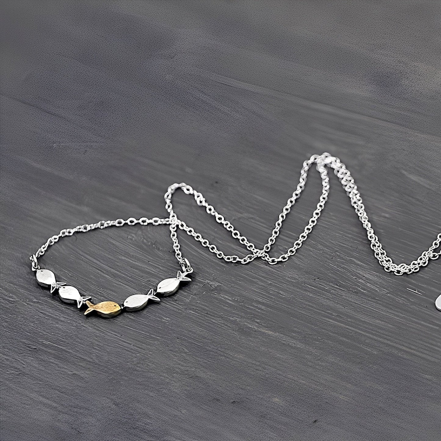 Amandine – Collar Pez Dorado Elegante
