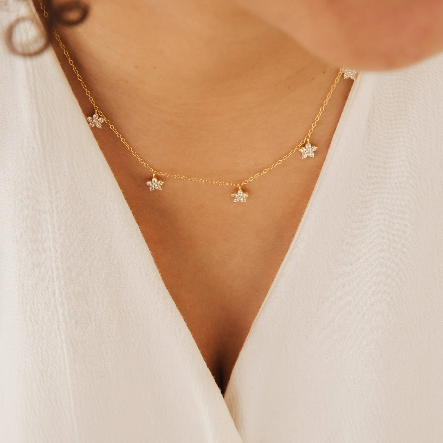 Collar de flores de diamantes delicado