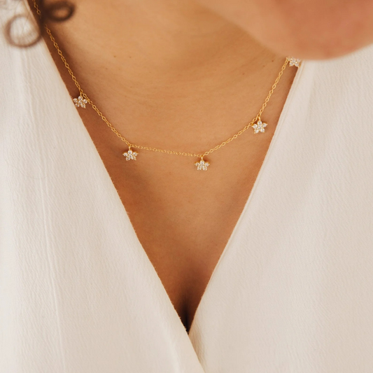 Collar de flores de diamantes delicado
