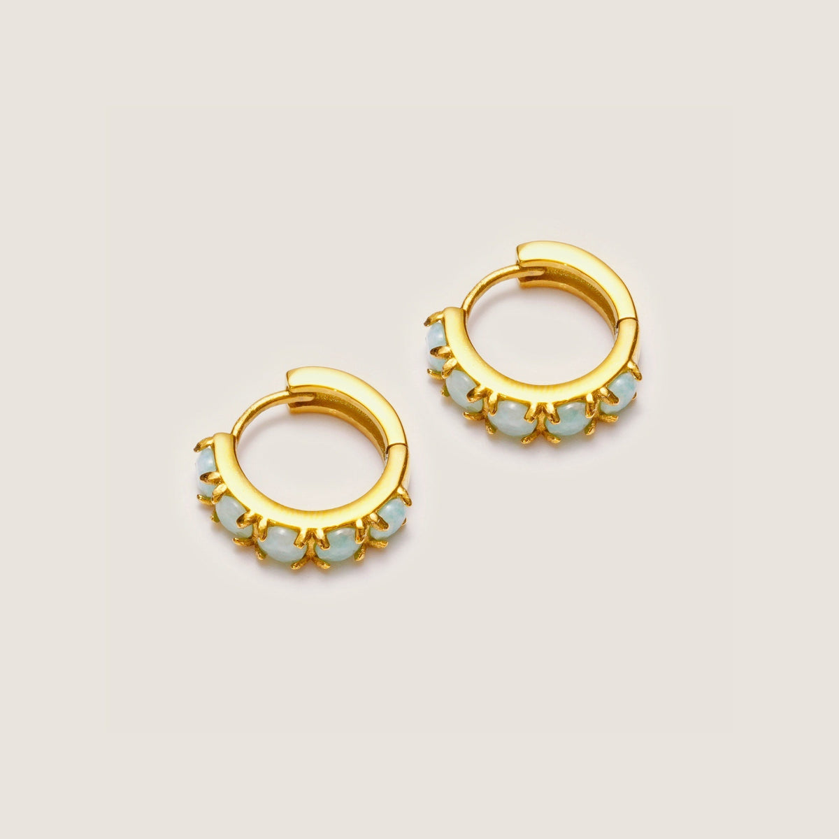 Pendientes Huggie de Mujer con Piedras de Amazonita y Engaste Redondo