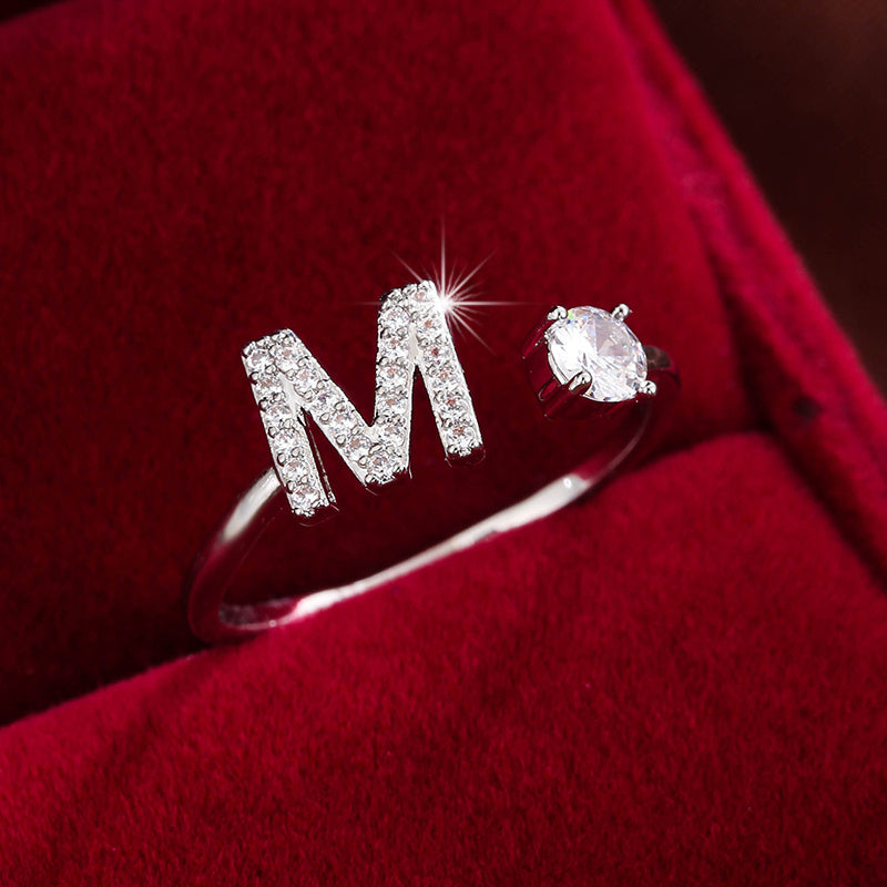 Nova – Anillo Moderno Abierto con Inicial y Circonitas