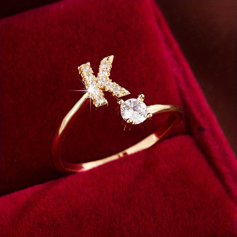 Nova – Anillo Moderno Abierto con Inicial y Circonitas