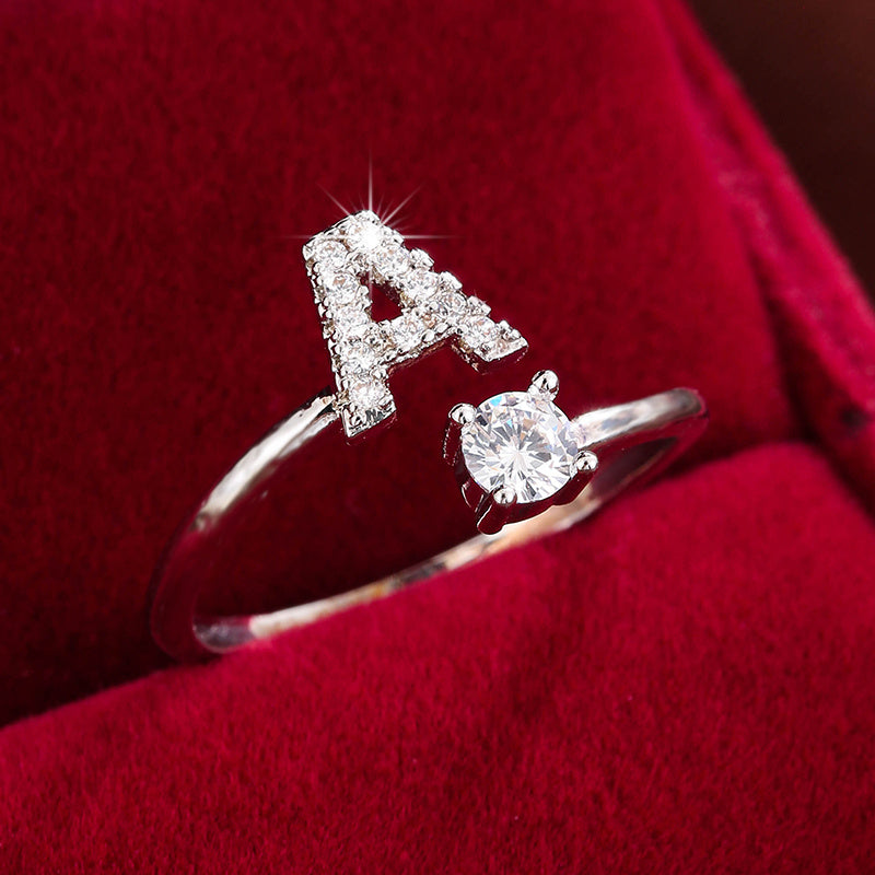 Nova – Anillo Moderno Abierto con Inicial y Circonitas