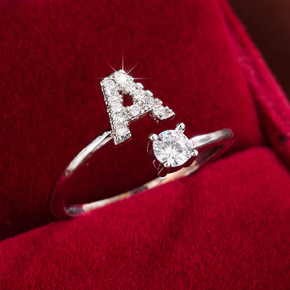 Nova – Anillo Moderno Abierto con Inicial y Circonitas
